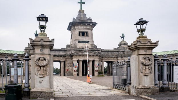 Furti ai danni di defunti a Milano: sette operai comunali a processo