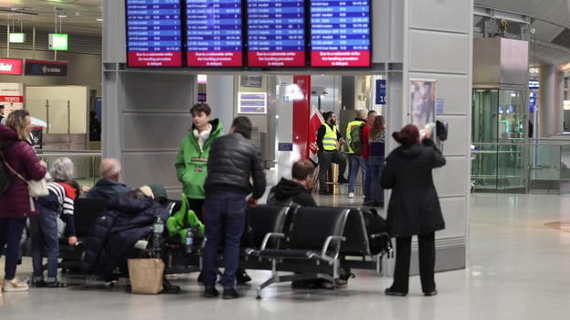 Passeggeri bloccati in aeroporto senza cibo e coperte a causa della neve