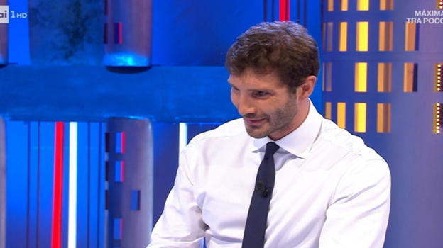 De Martino pensa a Milano per Affari Tuoi: priorità alla vita da papà