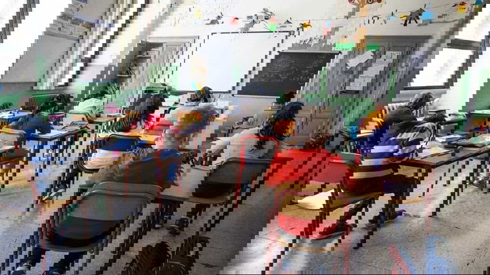 "Non fare il bul*o con mia nipote" : Nonno prende a schiaffi un bimbo