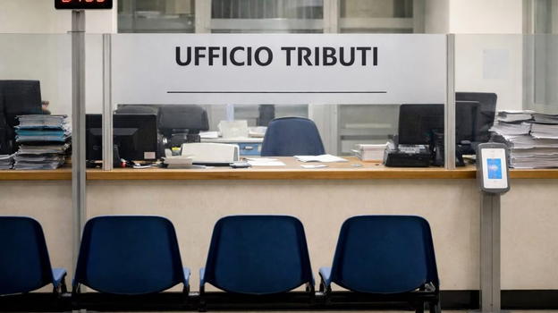 Dipendente dell’ufficio tributi colpito da una testata per una cartella esattoriale