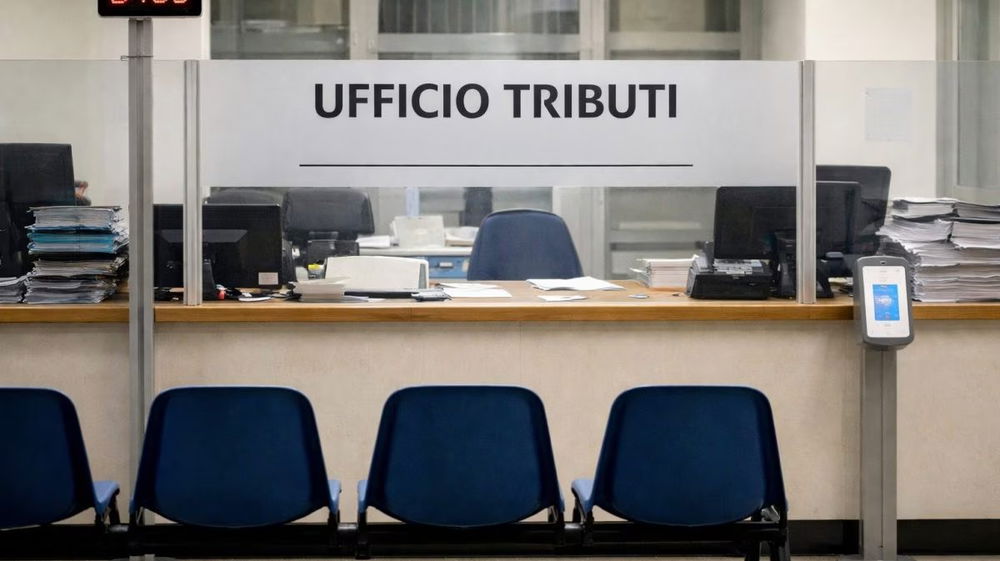 Dipendente dell’ufficio tributi colpito da una testata per una cartella esattoriale