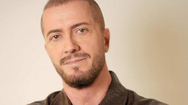 Raf a Sanremo 2026, carriera, sfide personali e il legame con Gabriella Labate