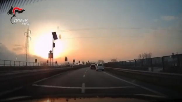 Inseguimento ad alta velocità tra Napoli e provincia: fermata una Golf, scoperti sostanze e contanti in un box