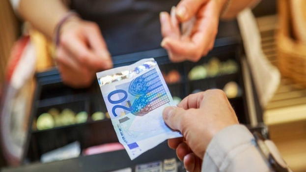 Amazon introduce il pagamento in contanti nei negozi: oltre 35.000 punti vendita in tutta Italia