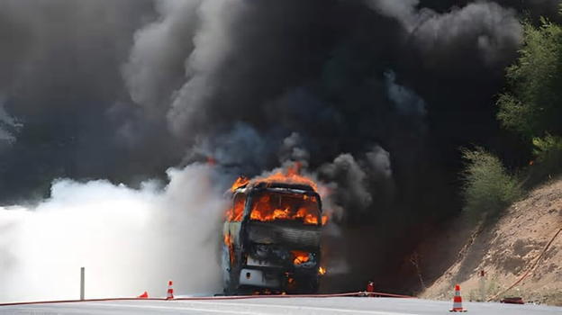 Autobus in fiamme a Kerzers: grave emergenza nel centro della cittadina svizzera