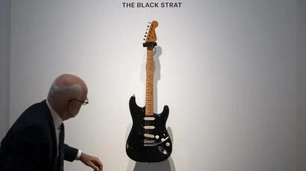 ‘Black Strat’ di David Gilmour: la chitarra leggendaria raggiunge 14,5 milioni all’asta e riscrive la storia dei record