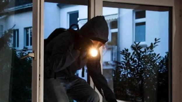 Notte di tensione in una villa alle porte di Pavia: indagini in corso