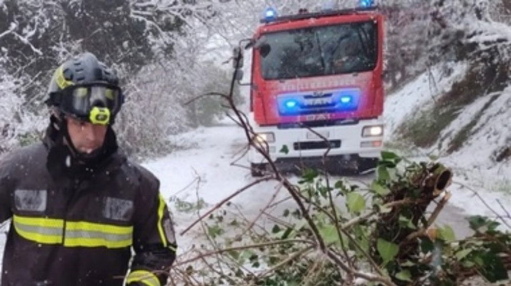 Suv con sette giovani esce di strada durante la bufera di neve e finisce contro una casa: perde la vita un 30enne