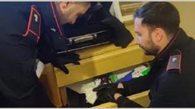Tor Bella Monaca, pusher nascosto nell’armadio: arrestata 34enne con un chilo di stupefacenti