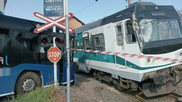 Scontro tra autobus e treno a Sutri: cinque persone contuse, indagini in corso