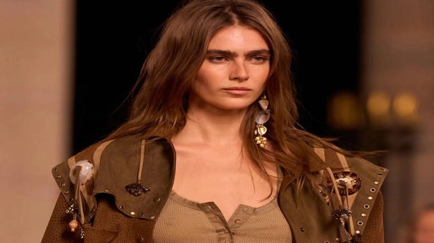 Dal grigio al cacao: come il marrone diventa il nuovo linguaggio visivo della Generazione Z