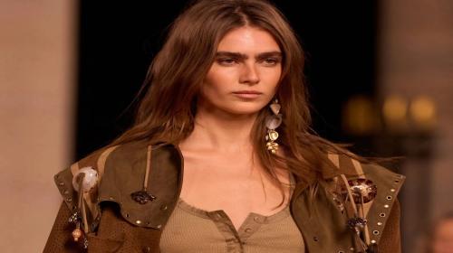 Dal grigio al cacao: come il marrone diventa il nuovo linguaggio visivo della Generazione Z