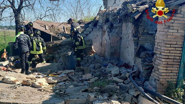 Roma, due anarchici perdono la vita nel crollo di un casolare: l’ipotesi di un ordigno