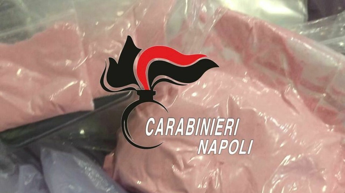 Cocain@ rosa, giovane madre ai domiciliari: sequestri per 100mila euro e indagini sulla rete di contatti