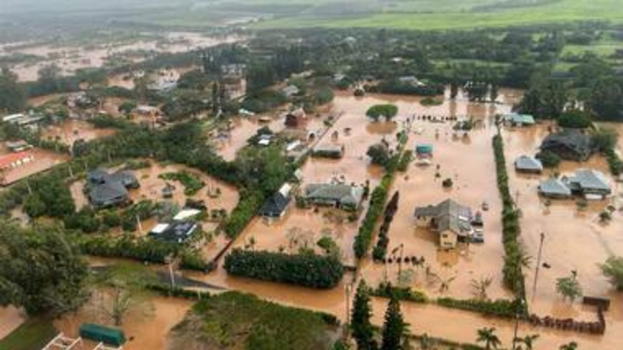 Alluvione alle Hawaii, evacuazioni di massa e danni enormi: la North Shore sommersa dal fango