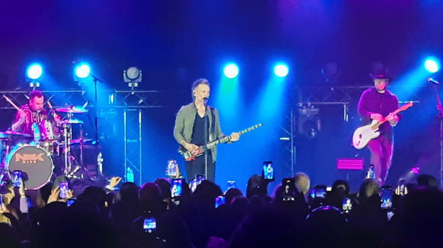 Nek conquista il Palatour di Bitritto: un concerto travolgente tra grandi hit e nuove emozioni