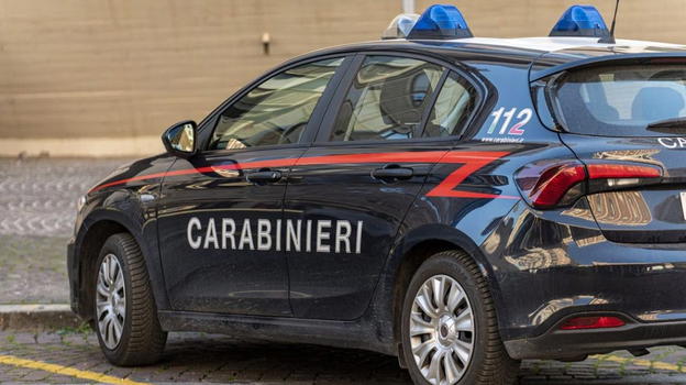 Finge di essere un carabiniere per raggirare un’anziana: arrestato dal figlio