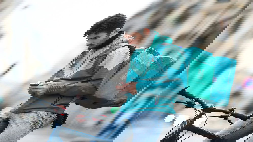 Il servizio delivery arriva a scuola: i divieti e le regole