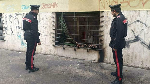 Terr*re all’Alberone: tre molotov contro l’appartamento del 26enne ai domiciliari