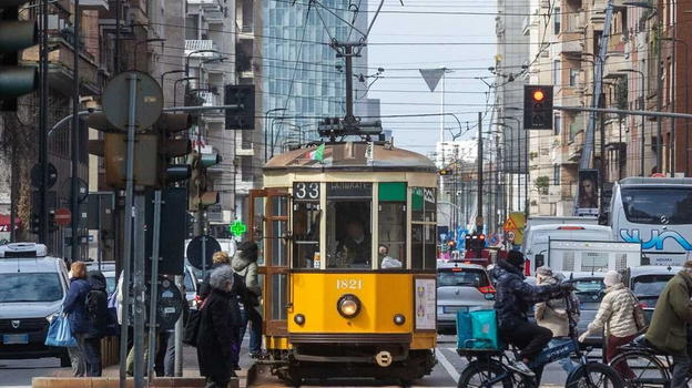 Trascinata da un tram in pieno centro a Milano: salvata per un soffio