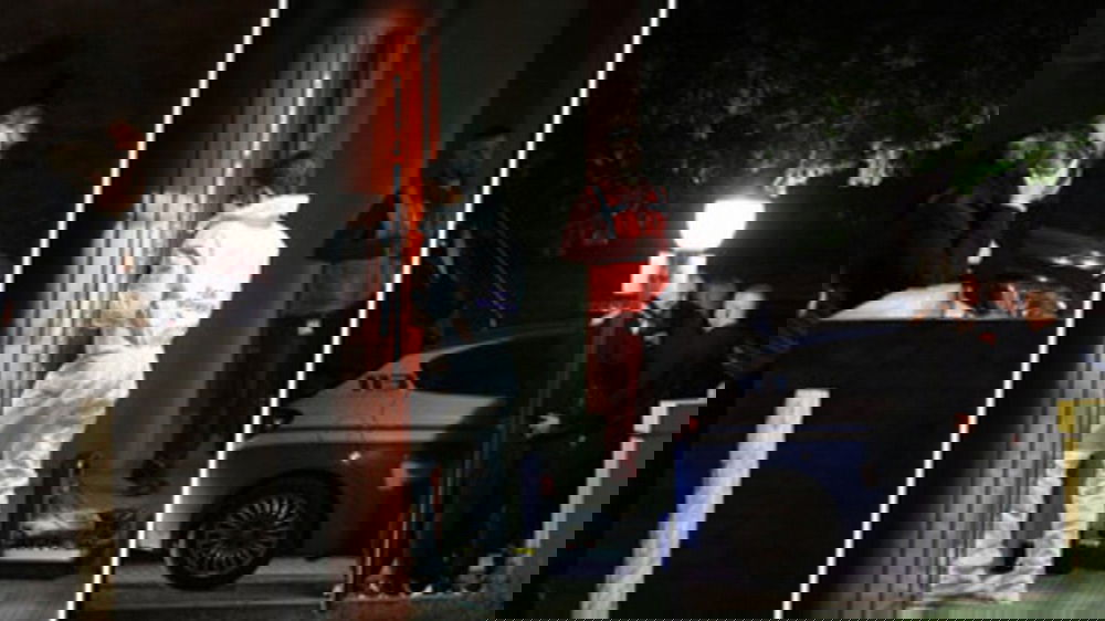 Bologna, giovane perde la vita dopo una caduta nel vano scale: accertamenti sulla sicurezza del lucernario