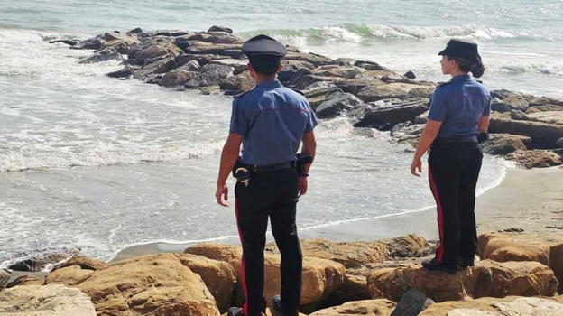 Consumano il rapporto davanti a tutti in spiaggia: denunciati