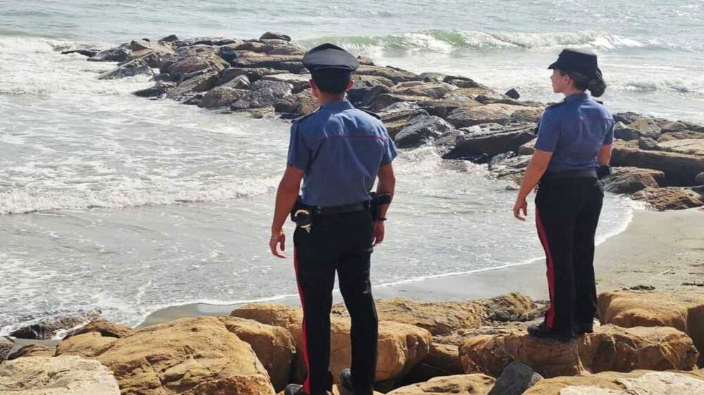 Consumano il rapporto davanti a tutti in spiaggia: denunciati