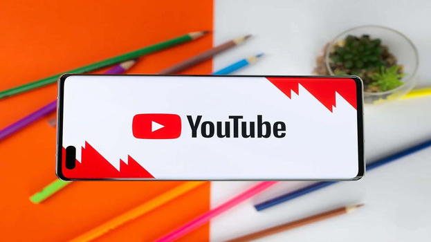 YouTube testa nuove funzioni AI per velocizzare i video e introduce spot fino a 90 secondi non saltabili