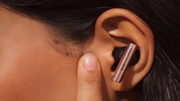 Beo Grace Honey Tone: Bang & Olufsen fonde suono e stile in un auricolare scultoreo