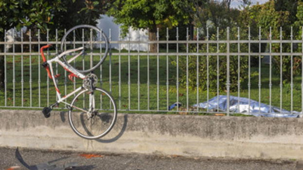 Ubriaco al volante tr@volge un gruppo di ciclisti a Treviglio: 33enne perde la vita, gravi il padre e lo zio