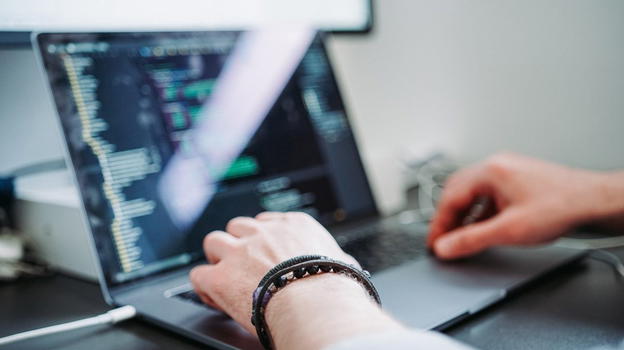 Rancore digitale e realtà: un caso sconvolge la Francia