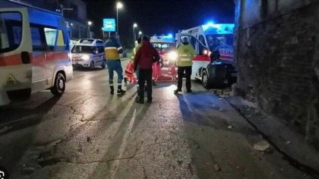 Notte sconvolgente a Massa: uomo perde la vita dopo una colluttazione in centro, il figlio assiste alla scena