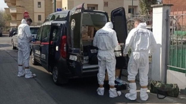 Ex poliziotta vive per due anni in casa con la madre deceduta: scoperta shock a Muggia