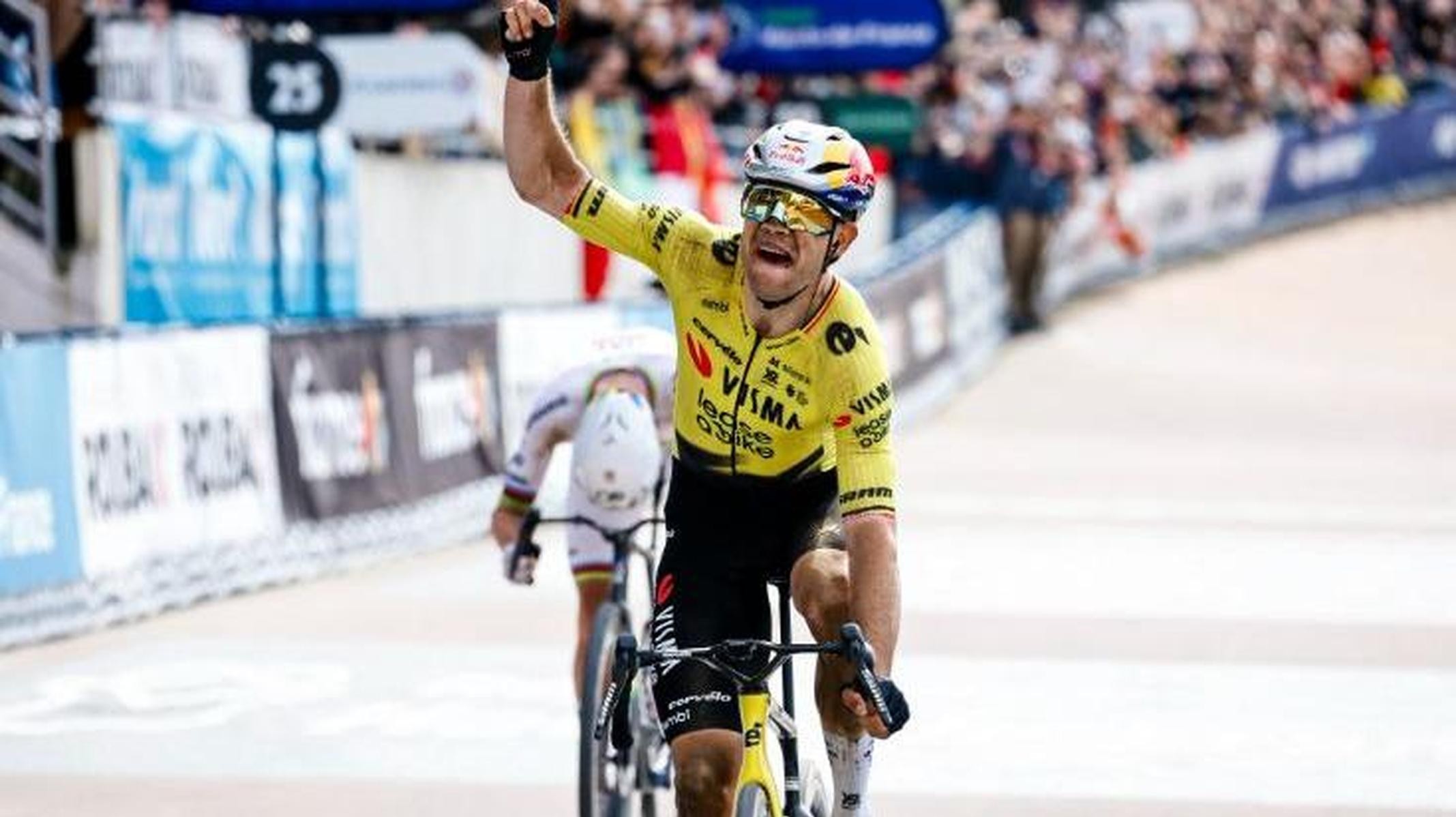 Parigi–Roubaix: Wout Van Aert beffa in volata Tadej Pogačar