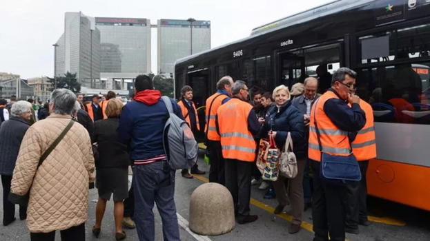 Genova, multa a 90 anni dopo aver chiesto informazioni sul biglietto: il caso accende il dibattito su regole e buon senso