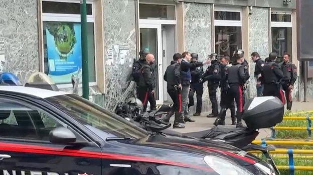 Rapina in banca a Napoli: tensione all’Arenella, i banditi fuggono tra le fogne