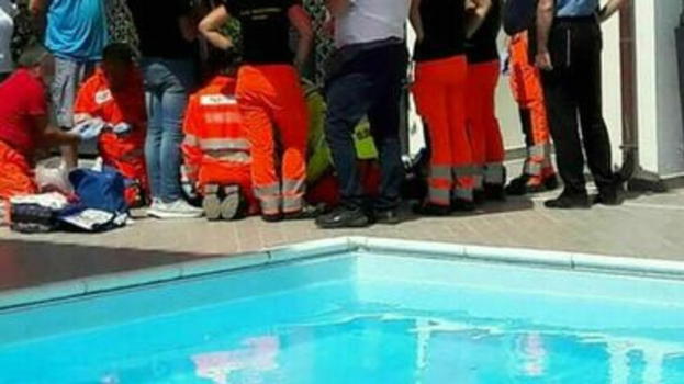 Suio Terme, bambino di 7 anni perde la vita in piscina: accertamenti sulla dinamica