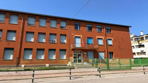 Mestre, taglia una ciocca di capelli a un’alunna: la scuola Bellini al centro del caso, “anni di lavoro compromessi”
