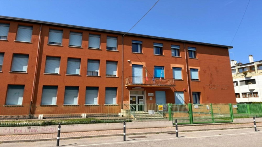 Mestre, taglia una ciocca di capelli a un’alunna: la scuola Bellini al centro del caso, “anni di lavoro compromessi”