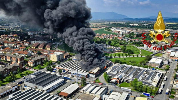 Beinasco, maxi incendio in un capannone nella zona industriale: fiamme sotto controllo, evacuati alcuni condomini