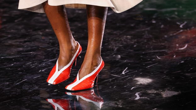 Il ritorno del tacco svasato: le scarpe flared che riscrivono il glamour del 2026