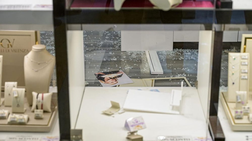 Roma, colpo in gioielleria all’Euroma 2: banditi in azione tra vetri rotti ed estintori per coprire la fuga