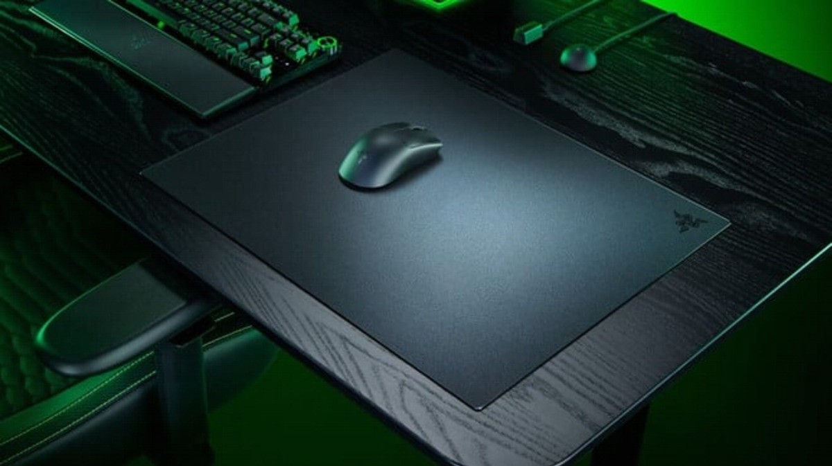 Razer Atlas Pro rivoluziona le postazioni gaming: il mousepad in vetro più sottile al mondo è realtà