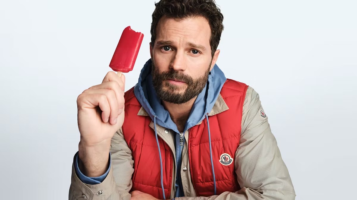 Estate leggera e stile reinventato: Jamie Dornan guida il nuovo corso