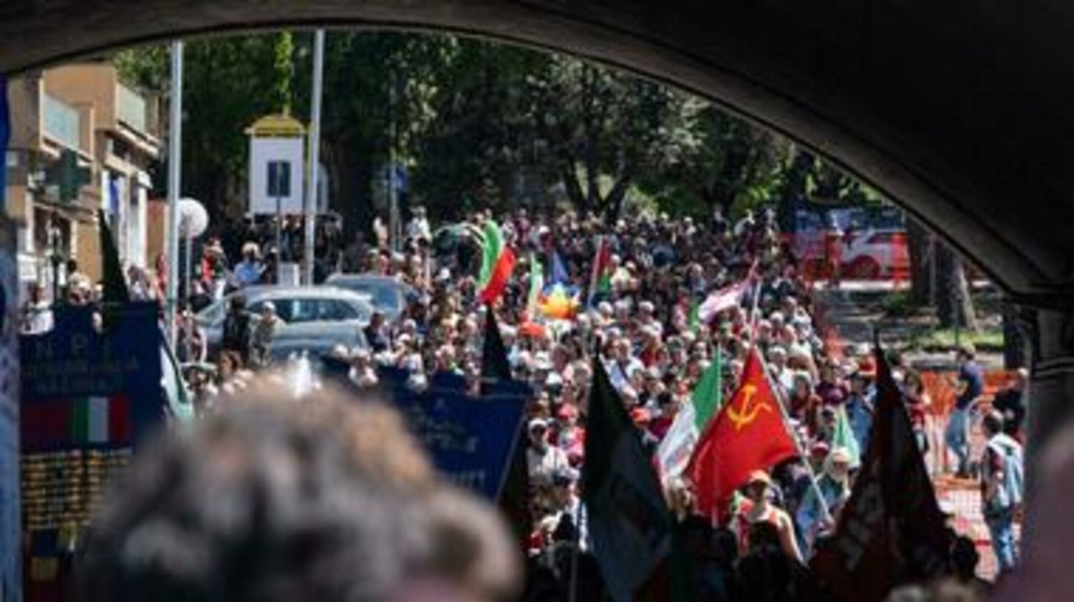 25 aprile a Roma, colpi con pistol@ ad aria compressa in un parco: coppia raggiunta, caccia al responsabile