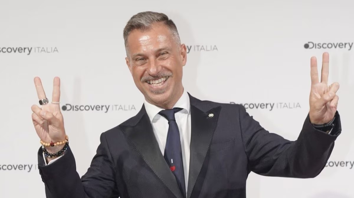 Gabriele Corsi tra parole e musica: ironia e nuovi progetti tra libro ed Eurovision