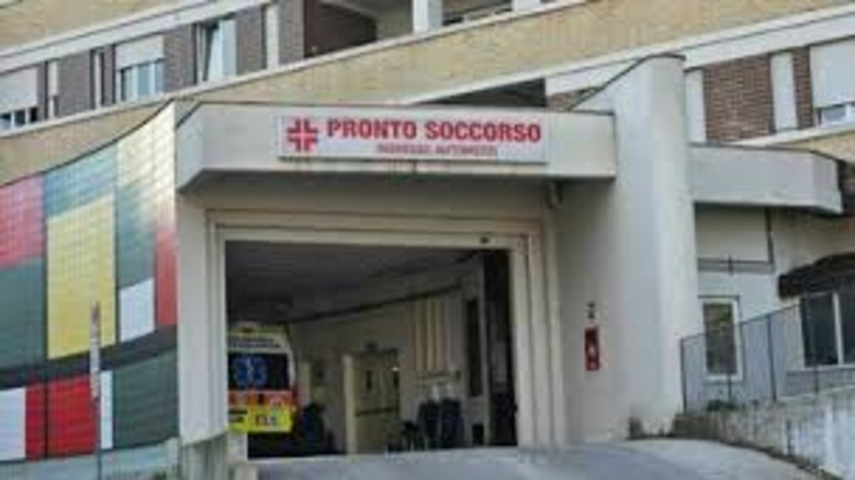 Lignano Sabbiadoro, studente di 18 anni perde la vita dopo la caduta da un hotel durante la gita: indagini in corso