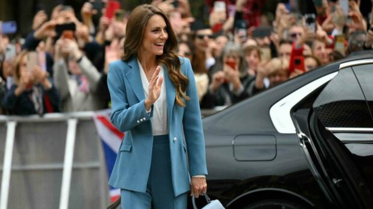 Kate Middleton a Reggio Emilia: il completo azzurro che conquista l’Italia e l’abbraccio che commuove la piazza