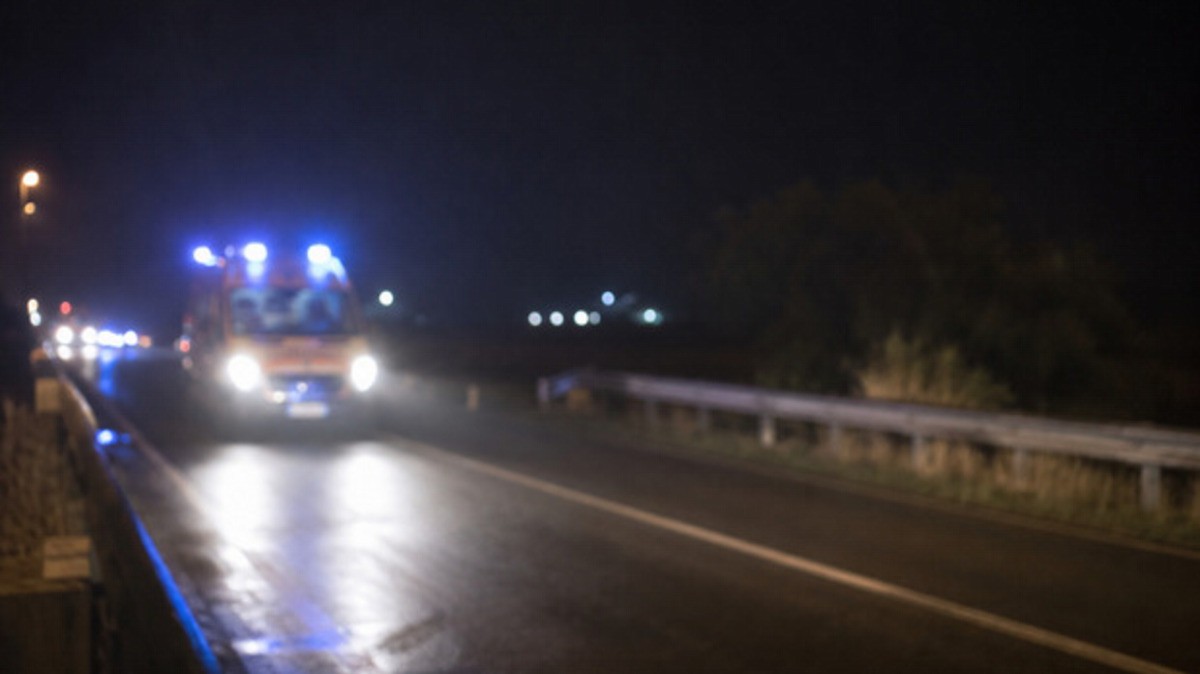 Foggia, auto con cinque minorenni esce di strada dopo un controllo: un 16enne perde la vita, indagini in corso